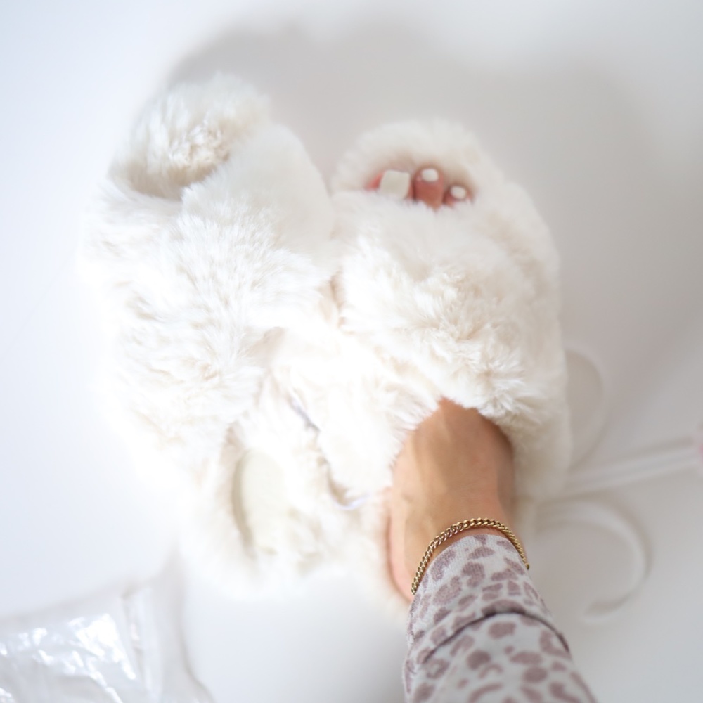PLUSH SLIPPERS WHITE KIDS SIZE M (2-3)